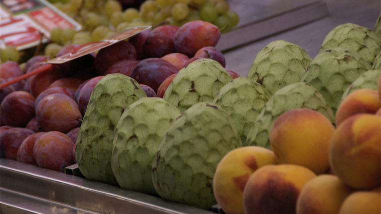 Aunque sea un fruta poco conocida, podemos encontrar chirimoyas en cualquier supermercado.