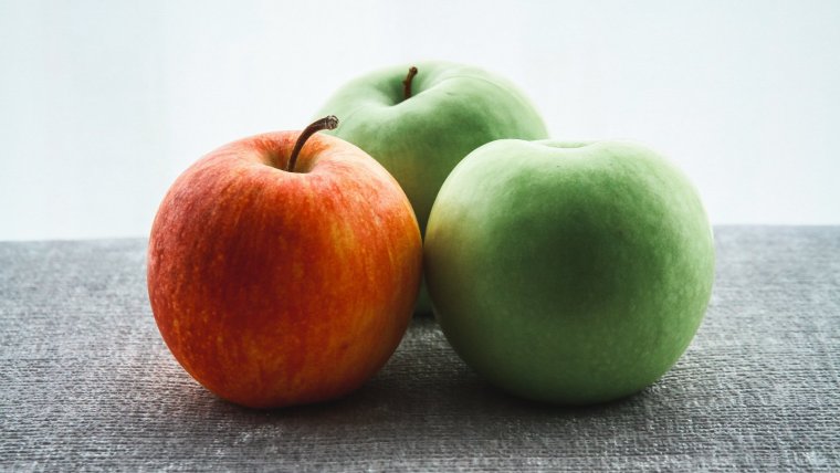 Existen diferentes variedades de manzanas cada una con sus características propias.