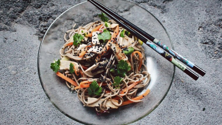 Existen infinidad de recetas con tofu, tanto vegeterianas y veganas como con productos de origen animal.