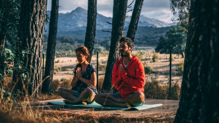 Hacer yoga en pareja es una manera de pasar tiempo juntos y conocer mejor al otro.
