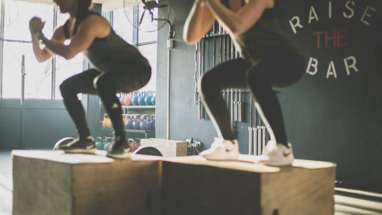 Los burpees con caja son una de las variaciones existentes de estos ejercicios.
