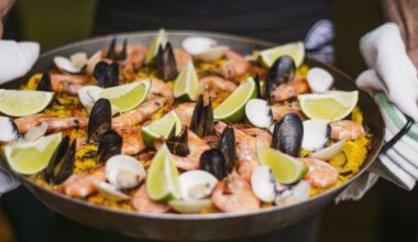 La paella de marisco es una receta que incluye varios tipos de mariscos.