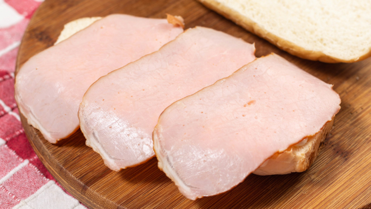 A pesar de su nombre, la mayoría de jamón cocido no proviene realmente del jamón, sino de otras partes del cerdo.
