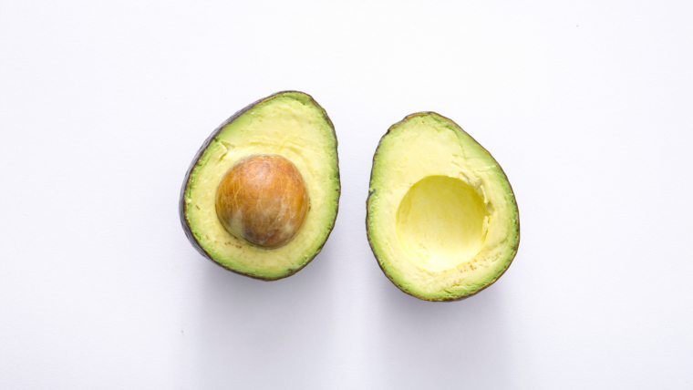 Además de ser un alimento rico en vitamina E, el aguacate contiene grasas insaturadas, potasio, minerales y fibras. 

