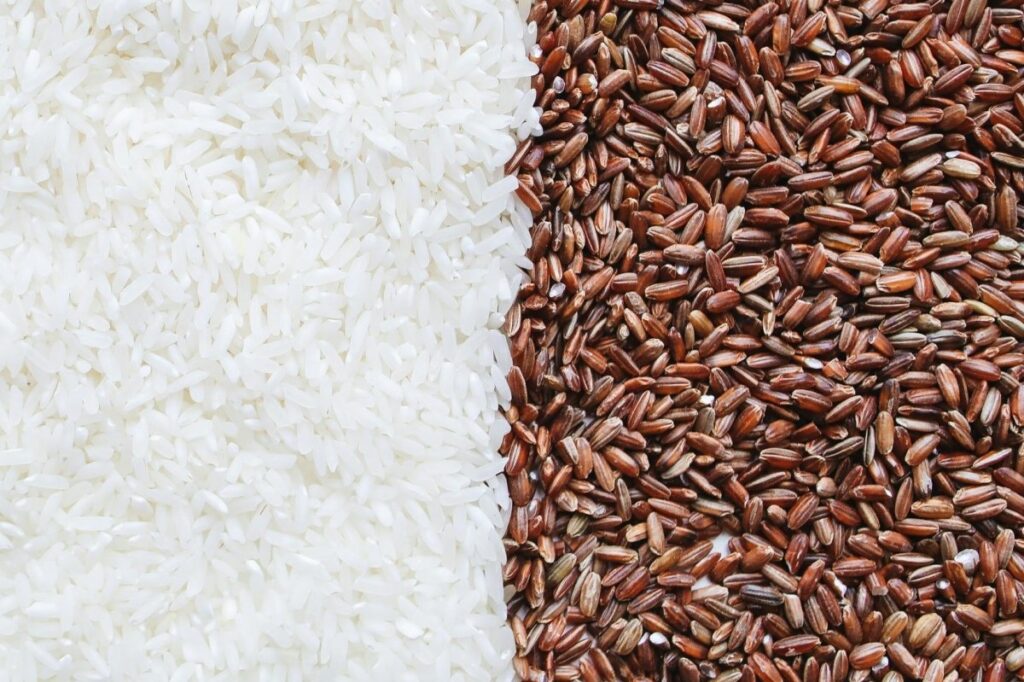 El arroz integral posee mucha más fibra que el arroz blanco o refinado. | Pixabay