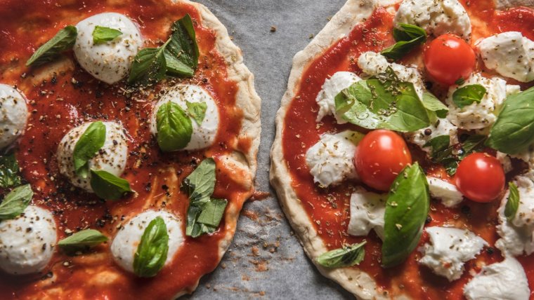 En la gastronomía, la albahaca es muy utilizada en las recetas de pizzas, ensaladas o en los aliños para carnes y pescados. 
