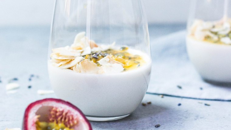 Podemos tomar kéfir con frutas y frutos secos como merienda. 
