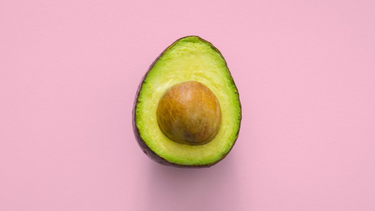 El aguacate se ha convertido en un superalimento muy popular debido sus propiedades beneficiosas y por su facilidad para incorporarlo a recetas.