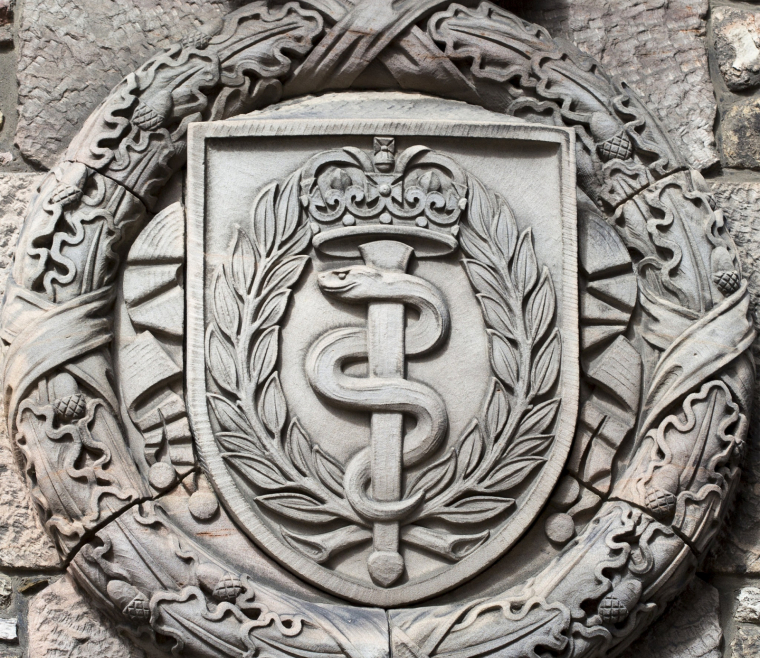 El símbolo de medicina es la vara de Esculapio, que representa una serpiente enroscada en un bastón.