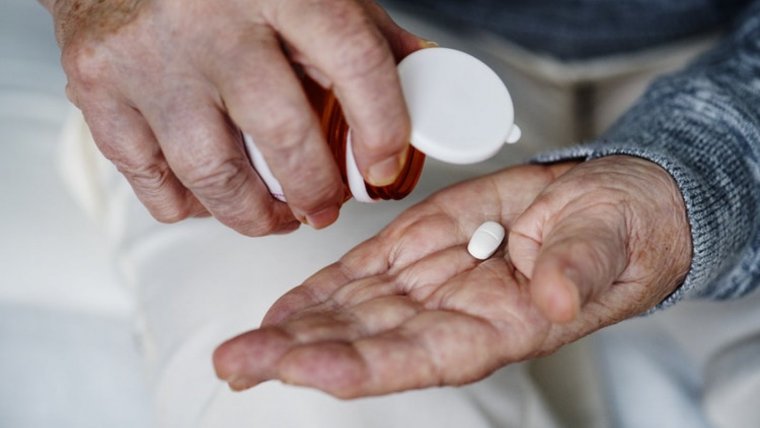 El tratamiento de la osteoporosis incluye medicamentos para favorecer el sistema óseo.
