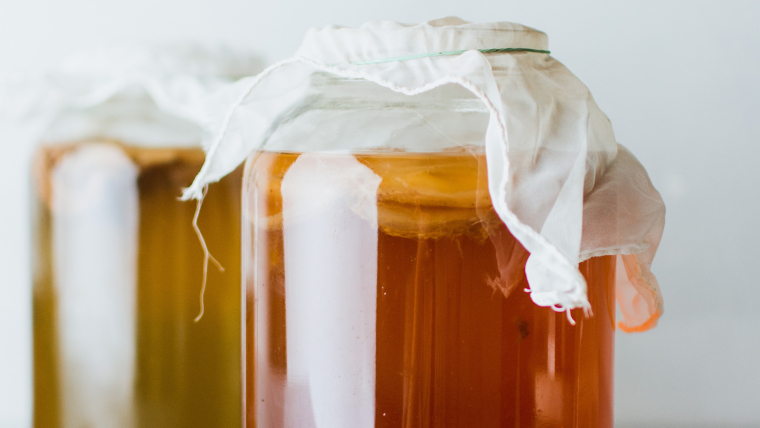 Entre los beneficios de la kombucha encontramos propiedades antioxidantes y antibacterianas.