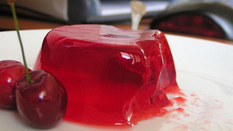 La gelatina, al estar preparada mediante cartílago animal, es el alimento con colágeno por excelencia.
