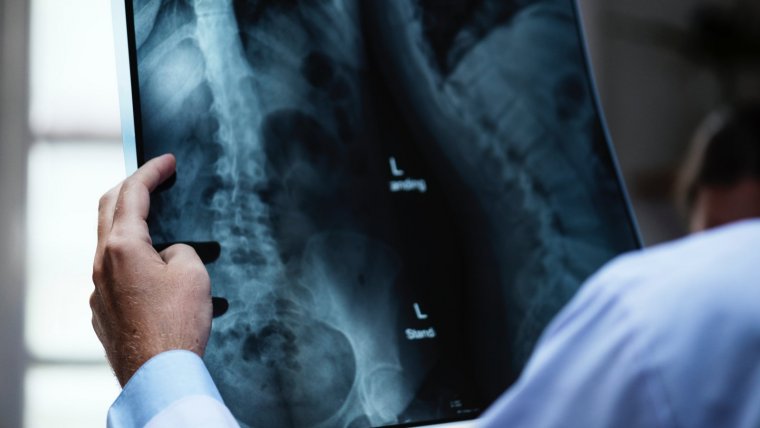 La mejora de los accesos a los servicios de salud (tanto pública como privada) implica una mayor prevención tratamiento de enfermedades.
