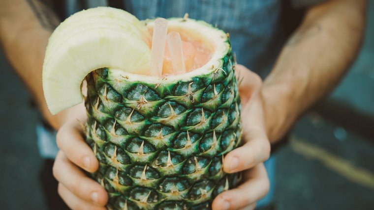 La piña colada es uno de los cócteles más conocidos que pueden prepararse con esta fruta.
