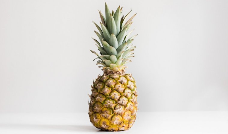 La piña es una fruta tropical con múltiples propiedades y beneficios para la salid, sobre todo diuréticos y antioxidantes.
