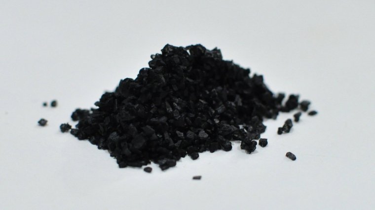 La sal negra del Himalaya tiene un origen volcánico y adquiere su color del carbón activado con el que se elabora.