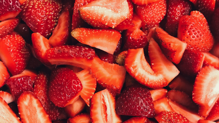 Las fresas ejercen un efecto laxante en nuestro organismo, pero también aportan muchos azúcares simples.