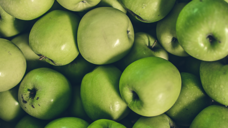 Las manzanas son frutas que nos ayudan a adelgazar gracias a su alto contenido de fibra digestiva, sobre todo en la piel.  