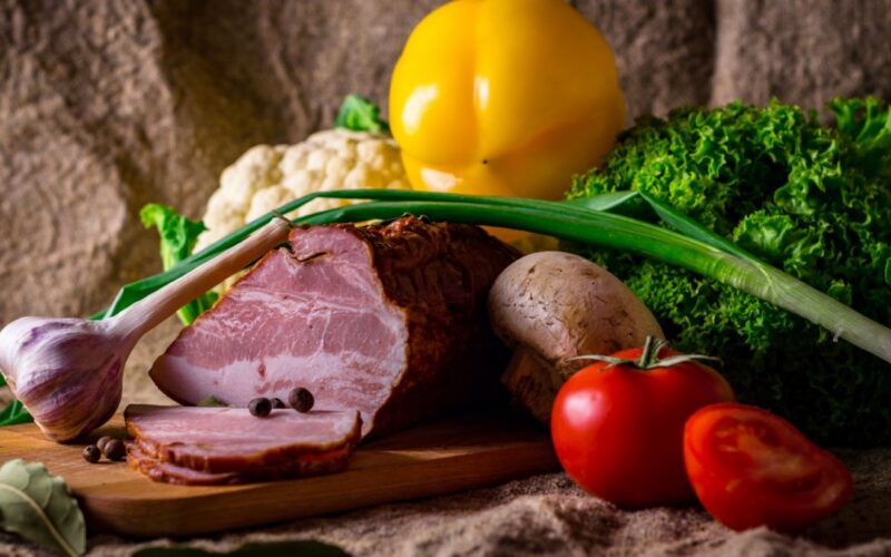 Los alimentos ricos en hierro, como la carne roja o los tomates, son los recomendados para combatir la anemia.