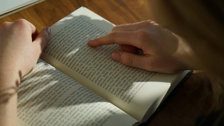 Los diferentes tipos de afasia afectan a la capacidad de la persona para comprender y producir lenguaje tanto oral como escrito. 