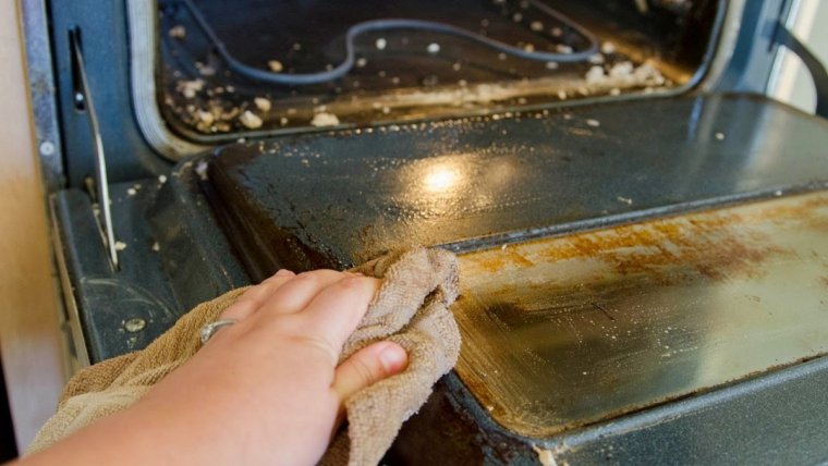 Los limpiahornos contienen sosa cáustica, por lo que son muy corrosivos | Cedida