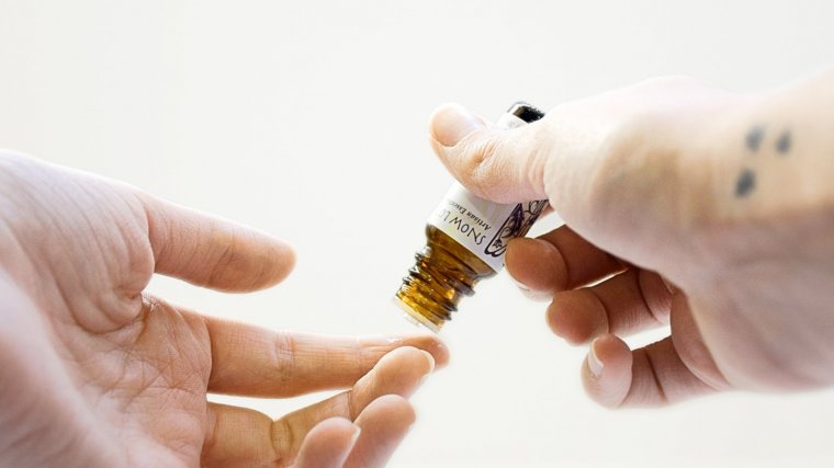 Los masajes con aceites esenciales son un buen remedio casero para aliviar el dolor de las piernas pesadas. 
