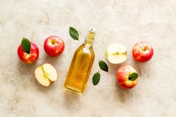 El vinagre de manzana se elabora a partir de manzanas maduras trituradas.
