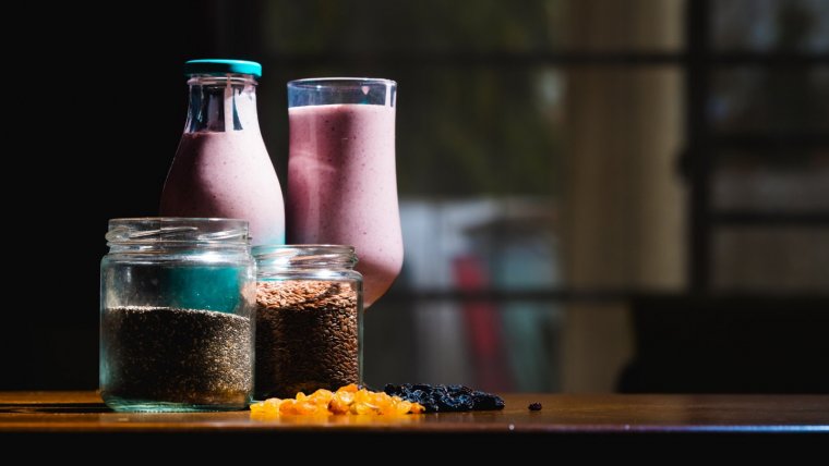 Al igual que otros cereales, podemos añadir semillas de linaza a ensaladas o batidos, o bien consumirlo en formato aceite.